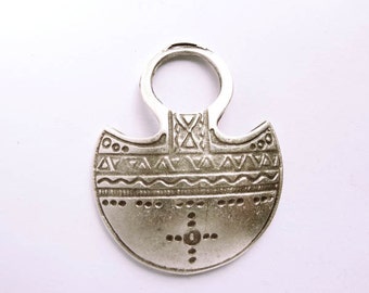 1 Antique Silver Moroccan Style Shield Pendant/Charm - 21-53-1