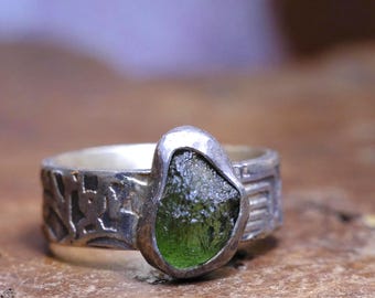 Bague texturée unique en son genre en argent sterling et moldavite taille US 10,25