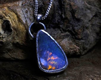 Superbe opale boulder australienne unique en son genre, sertie en argent sterling sur une chaîne en argent sterling