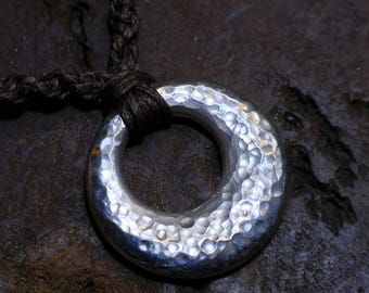 Pendentif en argent sterling d'inspiration lunaire fait main sur collier en macramé