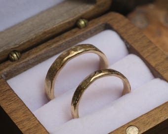 Ensemble d'alliances en or martelé 9 carats / Sur mesure