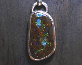 Belle opale boulder unique en son genre sertie en argent sterling avec chaîne en argent sterling