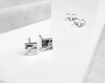 Pendientes cuadrados de plata martillada hechos a mano / Joyería geométrica minimalista para uso diario / Pendientes de plata modernos y delicados para ella