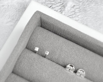 Pendientes de botón cuadrados diminutos / Pendientes minimalistas de plata esterlina / Pendientes geométricos sencillos hechos a mano / Pendientes de plata modernos y delicados para ella
