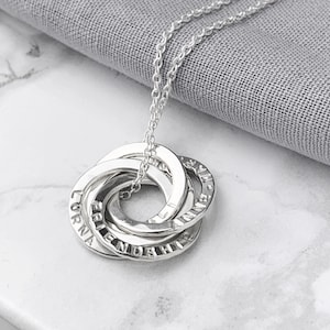 Collar personalizado de plata esterlina / Collar familiar con círculos entrelazados / Collar con nombre estampado a mano / Regalo para mamá / 30, 40, 50 años