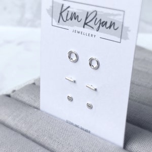 Könnte beinhalten: Ein Set mit sechs Ohrringen aus Sterlingsilber. Das Set enthält zwei kleine Kreise, zwei kleine Stäbe und zwei kleine Punkte.