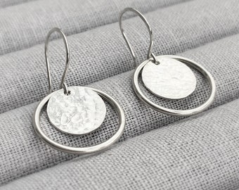 Pendientes colgantes de círculo martillado de plata de ley / Pendientes colgantes de disco de plata hechos a mano