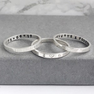 Anel personalizado com carimbo à mão | Anel de prata esterlina | Anel com mensagem secreta | Anel com nome empilhável | Anel com iniciais | Faixa de 2 mm | Presentes artesanais