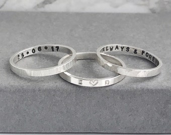 Handgestempelter personalisierter Ring | Ring aus Sterlingsilber | Geheimer Nachrichtenring | Stapelbarer Namensring | Initialen Ring | 2mm Band | Handgefertigte Geschenke