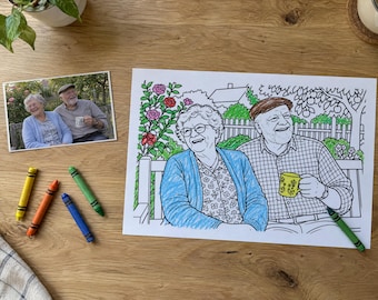 Könnte beinhalten: Eine Malvorlage mit einer Strichzeichnung eines älteren Paares auf einer Bank, teilweise ausgemalt mit blauen, grünen, gelben und rosa Buntstiften. Ein Referenzfoto des Paares liegt links daneben, zusammen mit vier Buntstiften.