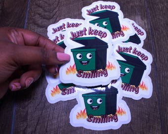 Naklejka winylowa z nadrukiem „Just Keep Smiling” z motywem pożaru śmietnika – wodoodporna – zabawna •