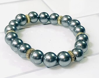 Bracciale minimal con cordino elastico grigio e oro; perle di vetro