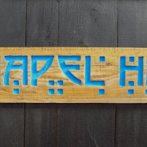 Carved Chapel Hill Sign – Carolina Blue Solid Wood, UNC Tar Heels bild 3