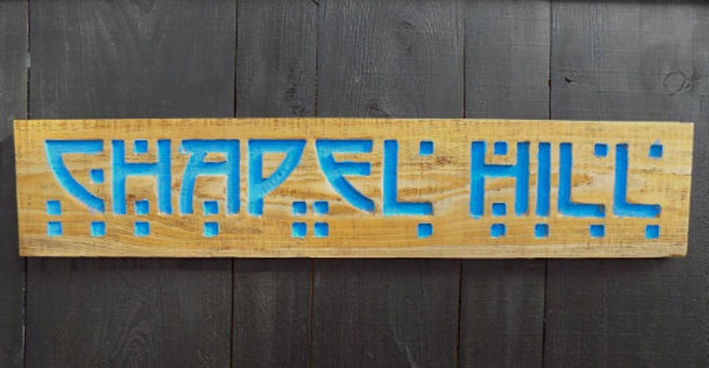 Carved Chapel Hill Sign – Carolina Blue Solid Wood, UNC Tar Heels bild 3