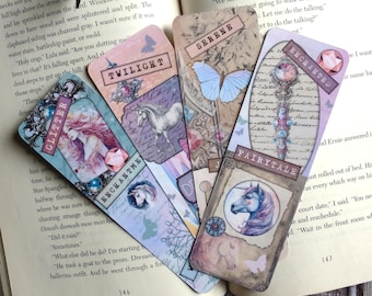 Puede incluir: Cinco marcadores de colores con un diseño de unicornio, mariposa y llave. Cada marcador tiene un título diferente: Glitter, Enchanted, Twilight, Serene y Fairytale.