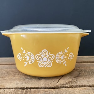 Pyrex Butterfly Gold One Qt. Round Casserole Dish #473 - with Scratched Lid
