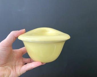 Bol à beurre en céramique jaune banale avec couvercle en céramique