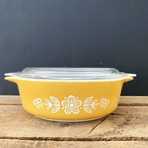 Small Pyrex Butterfly Gold One Pint Round Casserole Dish No Series # - with Lid