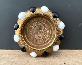 Vintage Art déco en laiton, étain, perles de verre blanches et noires garnitures en marbre, exposition universelle de 1939 à New York, bibelot souvenir