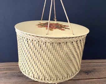 vintage 10,5 po. de diamètre « Princess » panier à couture rond en osier jaune avec décalcomanies florales
