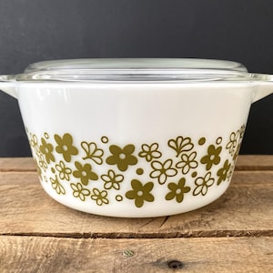 1-1/2 Quart Pyrex Spring Blossom 474-B White with Green Flowers Casserole Dish - with Lid / Pyrex Green Crazy Daisy Casserole Dish