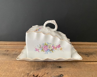 Beurrier ancien en porcelaine fleurie avec bordure dorée