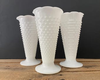 Lot de 3 grands vases Anchoring Hocking en verre lacté et grandes fleurs géométriques en forme de trompette avec bord volanté