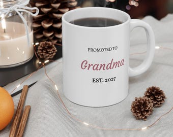 Mok met de tekst "Promotie tot Oma", zwangerschapsaankondigingsmok voor grootouders, koffiemok met de tekst "Oma Est 2027", kerstcadeau voor de bekendmaking van de baby.