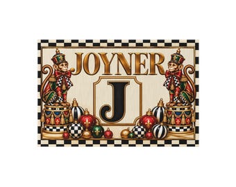 Könnte beinhalten: Ein rechteckiges Schild mit dem Namen JOYNER und einem großen Buchstaben J in der Mitte. Zwei Affen in verzierten rot-grünen Outfits sitzen auf Sockeln, umgeben von einer Ansammlung roter, grüner sowie schwarz-weiß karierter Ornamente.