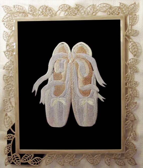 Belle brodé chaussures de Ballet dans un cadre de la feuille. Cadeau parfait pour la danseuse dans votre vie ! | Valeur Formidable
Belle brodé chaussures de de de Ballet dans un cadre de la feuille. Cadeau parfait pour la danseuse dans votre vie ! | Valeur Formidable
b0d68c