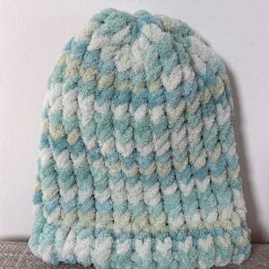 Gorro de bebé hecho a mano de 0 a 3 meses / Gorro de chenilla multicolor azul y verde / Regalo suave para baby shower