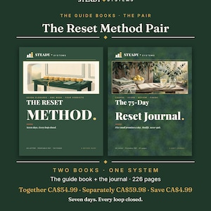 Puede incluir: Dos libros de color verde oscuro titulados The Reset Method y The 75-Day Reset Journal de Steady Systems. Las portadas presentan ilustraciones de una mesa con objetos y texto que incluye Seven Closures, One Week, Four Verdicts y Choose, Score, Review, Finish.