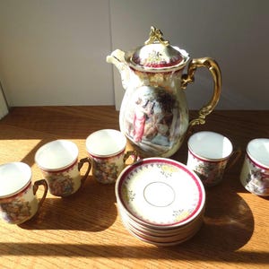 Juego antiguo austriaco de chocolate, jarra y 5 tazas, 6 platillos, tema clásico, con detalles dorados.