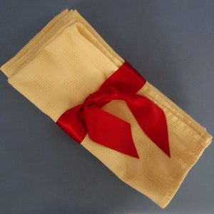 Set of 4 vintage Yellow Cotton Hucking Dinner Napkins 17&quot; Square, Machine Hemmed