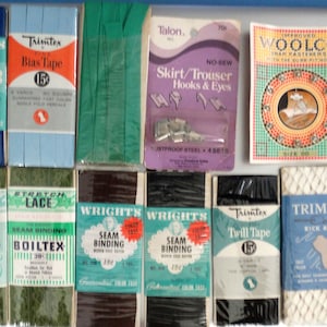 Lote misto de suprimentos de costura vintage, embalagem original: fita de viés de algodão e rayon, fita de sarja, renda, Rick Rack, agulhas de mão, fechos