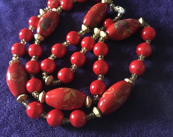 Beautiful Vintage Deco Murano Glass Floral painted bead necklace in red and gold c 1940s