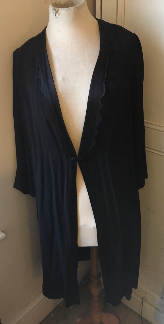 Elegant 1930s Deco black silk crepe duster style o