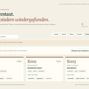 Könnte beinhalten: Eine digitale Benutzeroberfläche für die Kistenfund-Speicherverwaltungsanwendung. Der Bildschirm zeigt ein Dashboard mit Suchfeldern, Navigationstasten und drei Kisteneinträgen namens K001, K002 und K003, die Inhalte und Standorte auflisten.