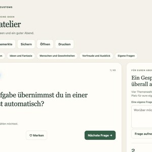 Könnte beinhalten: Eine digitale Benutzeroberfläche der Anwendung Gesprächsatelier mit hellbeigem Hintergrund und dunkler Schrift. Der Bildschirm zeigt Navigationsschaltflächen, Kategoriefilter und die zentrale Frage: Welche Aufgabe übernimmst du in einer Gruppe fast automatisch? Eine Seitenleiste enthält den Text: Ein Gespräch darf überall anfangen.