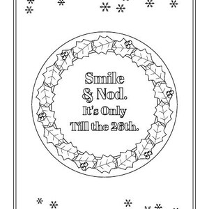 Puede incluir: Una p&aacute;gina para colorear en blanco y negro con una corona circular de acebo con bayas. Dentro de la corona est&aacute; el texto: Smile & Nod. It's Only Till the 26th. La p&aacute;gina est&aacute; decorada con peque&ntilde;os copos de nieve y un borde rectangular.