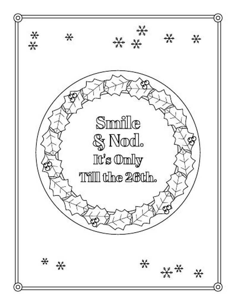 Puede incluir: Una p&aacute;gina para colorear en blanco y negro con una corona circular de acebo con bayas. Dentro de la corona est&aacute; el texto: Smile & Nod. It's Only Till the 26th. La p&aacute;gina est&aacute; decorada con peque&ntilde;os copos de nieve y un borde rectangular.