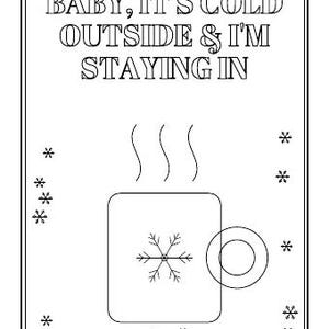 Puede incluir: Una impresi&oacute;n de arte lineal en blanco y negro con el texto BABY, IT'S COLD OUTSIDE & I'M STAYING IN. Debajo del texto hay un contorno de una taza humeante decorada con un copo de nieve, rodeada de peque&ntilde;os copos en un borde.
