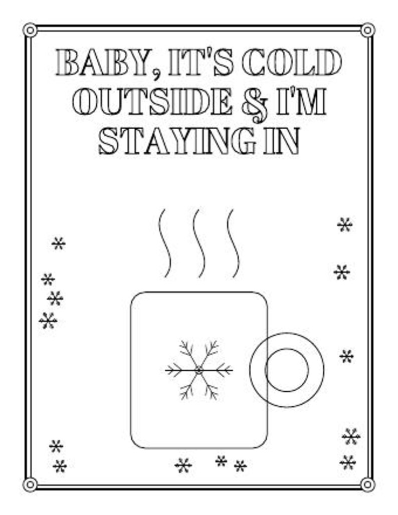 Puede incluir: Una impresi&oacute;n de arte lineal en blanco y negro con el texto BABY, IT'S COLD OUTSIDE & I'M STAYING IN. Debajo del texto hay un contorno de una taza humeante decorada con un copo de nieve, rodeada de peque&ntilde;os copos en un borde.