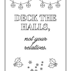 Puede incluir: Una p&aacute;gina para colorear en blanco y negro con una guirnalda de seis adornos colgantes en la parte superior, el texto DECK THE HALLS, not your relatives. en el centro, y hojas de acebo con copos de nieve abajo, todo en un marco.
