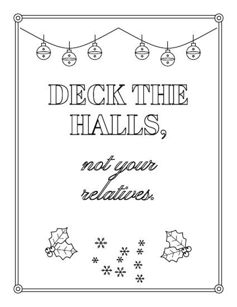 Puede incluir: Una p&aacute;gina para colorear en blanco y negro con una guirnalda de seis adornos colgantes en la parte superior, el texto DECK THE HALLS, not your relatives. en el centro, y hojas de acebo con copos de nieve abajo, todo en un marco.