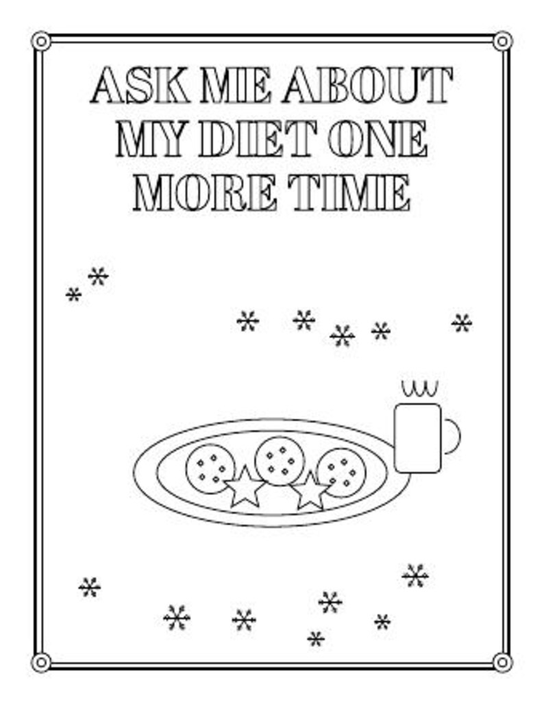 Puede incluir: Una p&aacute;gina para colorear en blanco y negro con el texto ASK ME ABOUT MY DIET ONE MORE TIME en la parte superior. Debajo del texto hay una bandeja con tres galletas redondas y dos galletas en forma de estrella, junto a una taza.