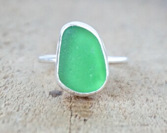 Kelly Green Sea Glass Stacking Ring, Size 7
