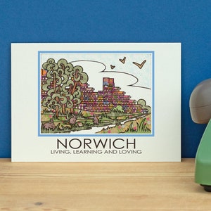 Carte postale Norwich Great Minds and Fun Times A5 Ziggourats UEA Université d'East Anglia Mini cadeau de remise des diplômes artistiques Amelia Bowman Poster de voyage