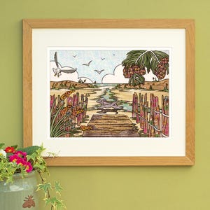 Könnte beinhalten: Ein gerahmter Druck einer Küstenlandschaft mit einem Holzsteg, Vögeln und einem Baum mit Früchten. Das Kunstwerk befindet sich in einem hellen Holzrahmen. Vor dem Druck steht ein grüner Keramiktopf mit Bienenmotiven und Blumen.