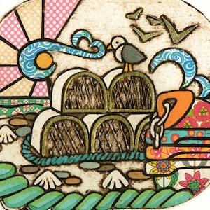 Może przedstawiać: Kolorowa ilustracja mewy siedzącej na szczycie stosu czterech brązowych i złotych plecionych koszy. Tło przedstawia słońce z niebieskim i białym wirem, różowymi i białymi kropkami oraz zielonymi i białymi wzorami kwiatowymi.